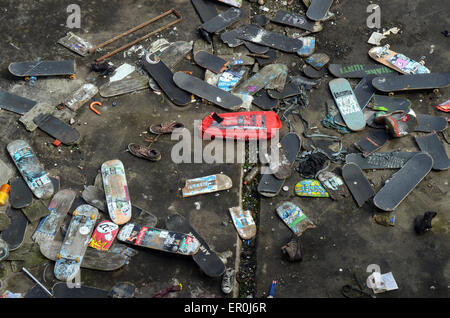 London, UK, 9. Mai 2014, Skateboard Friedhof von den Skatern, die häufig von der South Bank auf eine Ost Seite Unterstützung der Hungerford b Stockfoto