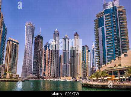 Moderne Gebäude in Dubai Marina District. Marina ist eine künstliche Kanalstadt entlang der Küste des Persischen Golfs gebaut. Stockfoto