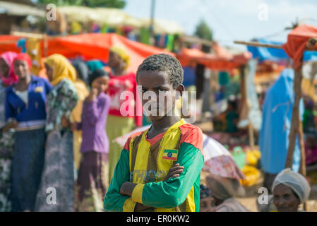 Äthiopische junge auf einem beliebten lokalen Markt in der Nähe von Addis Abbaba. Stockfoto