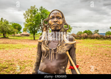 Krieger aus dem afrikanischen Stamm Mursi mit traditionellen Hörnern in Mago Nationalpark, Äthiopien. Stockfoto