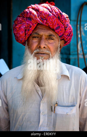 Indischer Mann mit weißem Bart in traditionellen bunten Turban Porträt Pushkar, Indien. 6. März 2013 Stockfoto