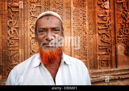 Indischer Mann mit roten Bart vor Adhai-Din-ka-Jhonpra Ruinen in einem heiligen muslimischen Ajmer, Indien. 6. April 2013 Stockfoto