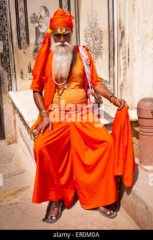 Porträt von undefinierten indischen Sadhu - heiliger Mann posiert vor dem Stadtschloss, Jaipur, Indien. 1. April 2012 Stockfoto