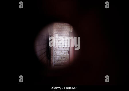 Blick durch Zelle Guckloch einen Korridor an der ehemaligen KGB-Gefängnis jetzt das Museum der Opfer des Genozids in der Stadt Vilnius Hauptstadt Litauens Stockfoto