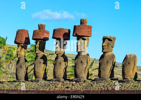 Ahu Nao Nao Moais trägt einen roten Hut, Anakena, Nationalpark Rapa Nui, Osterinsel, Chile, UNESCO-Weltkulturerbe Stockfoto