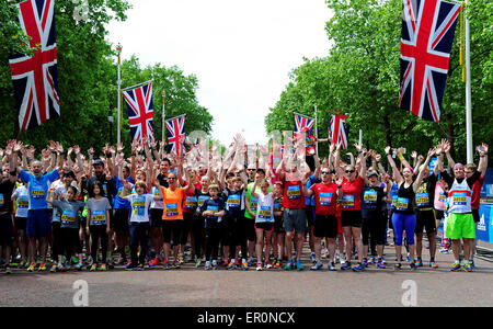 London, UK. 24. Mai 2015. BUPA Westminster Meile. Park laufen Konkurrenten The Westminster Mile ist für alle Ebenen, von Eliten für Familien mit kleinen Kindern und sie bestreiten eine Reihe von Meile Rennen in St James Park, beginnt an der Mall und endet vor Buckingham Palace. Bildnachweis: Aktion Plus Sport/Alamy Live-Nachrichten Stockfoto