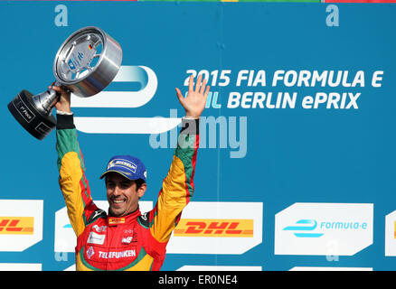 Berlin, Deutschland. 23. Mai 2015. Lucas di Grassi (Brasilien) aus dem Audi Sport Team feiert mit der Trophäe nach Sieg in der FIA-Formel-E-Rennen auf dem ehemaligen Flugplatz Tempelhof in Berlin, Deutschland, 23. Mai 2015. Über 530 Fahrzeuge wurden für einen Guinness-Weltrekord beim einzigen deutschen ePrix Rennen gezählt. Die Formel E Rennwagen haben Elektromotoren. Treiber ändern zeitweise Autos während des Rennens. Foto: JENS Büttner/Dpa/Alamy Live News Stockfoto