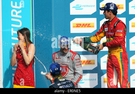 Berlin, Deutschland. 23. Mai 2015. Lucas di Grassi (Brasilien, R) von Audi Sport Team sprüht Champagner nach dem Sieg in der FIA-Formel-E-Rennen auf dem ehemaligen Flugplatz Tempelhof in Berlin, Deutschland, 23. Mai 2015. Über 530 Fahrzeuge wurden für einen Guinness-Weltrekord beim einzigen deutschen ePrix Rennen gezählt. Die Formel E Rennwagen haben Elektromotoren. Treiber ändern zeitweise Autos während des Rennens. Foto: JENS Büttner/Dpa/Alamy Live News Stockfoto