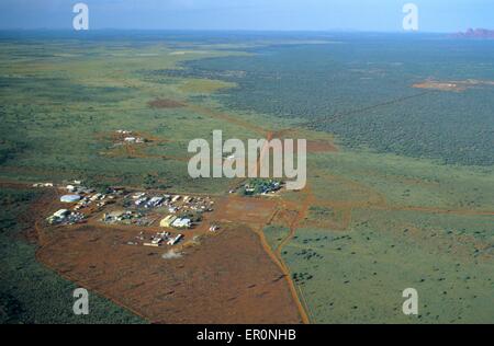 Australien, Northern Territory, Uluru Kata Tjuta National Park, Yulara Dorf, Instandhaltung Gebäude (Luftbild) Stockfoto