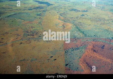 Australien, Northern Territory, Uluru Kata Tjuta National Park in der Nähe von Ayers Rock, Straße im Busch (Luftbild) Stockfoto