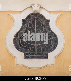 Alte Fenster von Bari, Italien Stockfoto