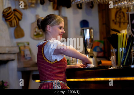 Ein Kellner in traditioneller Kleidung, der in einem Restaurant in der Altstadt von Kaunas in Litauen arbeitet Stockfoto