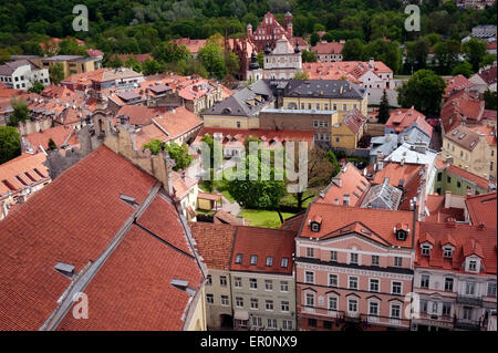 Blick auf die Altstadt von der Sternwarte Uhr Turm in der Altstadt von Vilnius, ein UNESCO-Weltkulturerbe und die Hauptstadt von Litauen. Stockfoto