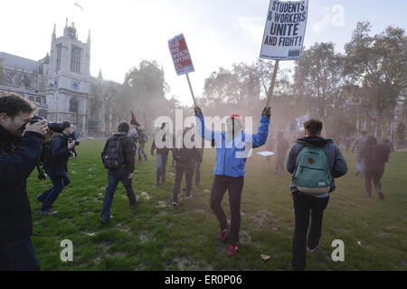 Randalierer in Parliament Square brechen hält wie Tausende die nationale Kampagne gegen Gebühren und Kürzungen besuchen Demonstration gegen Darlehen für Studierende und für freie Bildung. Veranstalter behauptet, dass es die größte März seiner Art seit 2010 sein wird.  Mitwirkende: Randalierer wo: London, Vereinigtes Königreich bei: Kredit-19. November 2014: Euan Cherry/WENN.com Stockfoto