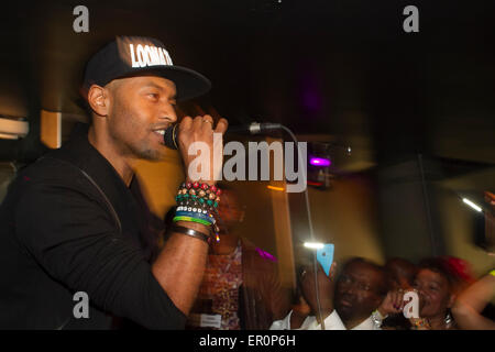 Loony Johnson Kizomba Sängerin Auftritt in Manchester, umgeben von den Fans Credit: Ewa Skibinska/Alamy Live News 2015 Stockfoto