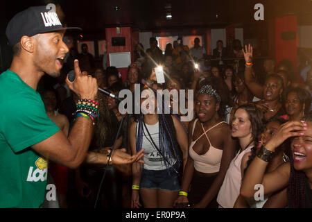 Loony Johnson Kizomba Sängerin Auftritt in Manchester, umgeben von den Fans Credit: Ewa Skibinska/Alamy Live News Stockfoto