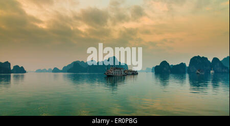 Sonnenuntergang in der Halong Bucht, Vietnam Stockfoto