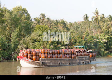 Schiff Transport von Gläsern auf Mekong, Vietnam Stockfoto