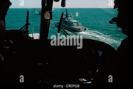 AJAXNETPHOTO. AUF HOHER SEE, KANAL.  -ENDANFLUG - BLICK AUS DEM COCKPIT EIN LYNX HUBSCHRAUBER AS EINEN ENDANFLUG MACHT ES FÜR DIE LANDUNG AUF DEM FLUGDECK DER KÖNIGLICHEN MARINE ART 23 FREGATTEN.  FOTO: JONATHAN EASTLAND/AJAX. REF: 0559 98 Stockfoto