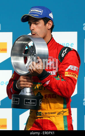 Berlin, Deutschland. 23. Mai 2015. Lucas di Grassi (Brasilien) vom Team Audi Sport mit der Trophäe nach Sieg in der FIA-Formel-E-Rennen auf dem ehemaligen Flugplatz Tempelhof in Berlin, Deutschland, 23. Mai 2015. Über 530 Fahrzeuge wurden für einen Guinness-Weltrekord beim einzigen deutschen ePrix Rennen gezählt. Die Formel E Rennwagen haben Elektromotoren. Treiber ändern zeitweise Autos während des Rennens. Foto: JENS Büttner/Dpa/Alamy Live News Stockfoto