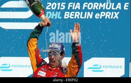 Berlin, Deutschland. 23. Mai 2015. Lucas di Grassi (Brasilien) aus dem Audi Sport Team gießt Champagner über den Kopf nach dem Sieg in der FIA-Formel-E-Rennen auf dem ehemaligen Flugplatz Tempelhof in Berlin, Deutschland, 23. Mai 2015. Über 530 Fahrzeuge wurden für einen Guinness-Weltrekord beim einzigen deutschen ePrix Rennen gezählt. Die Formel E Rennwagen haben Elektromotoren. Treiber ändern zeitweise Autos während des Rennens. Foto: JENS Büttner/Dpa/Alamy Live News Stockfoto