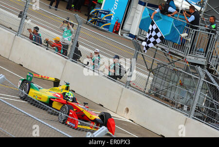 Berlin, Deutschland. 23. Mai 2015. Lucas di Grassi (Brasilien) aus dem Audi Sport Team fährt über die Ziellinie bei der FIA-Formel-E-Rennen auf dem ehemaligen Flugplatz Tempelhof in Berlin, Deutschland, 23. Mai 2015. Über 530 Fahrzeuge wurden für einen Guinness-Weltrekord beim einzigen deutschen ePrix Rennen gezählt. Die Formel E Rennwagen haben Elektromotoren. Treiber ändern zeitweise Autos während des Rennens. Foto: JENS Büttner/Dpa/Alamy Live News Stockfoto