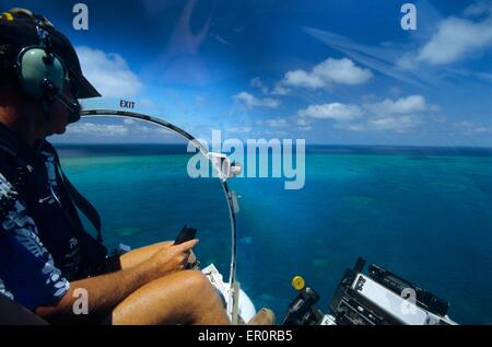 Australien, Queensland, nördlich von Greef Barrier Reef, Whitsunday Inseln Hubschrauber Bell-47 überfliegen Hook Riff (Luftbild) Stockfoto