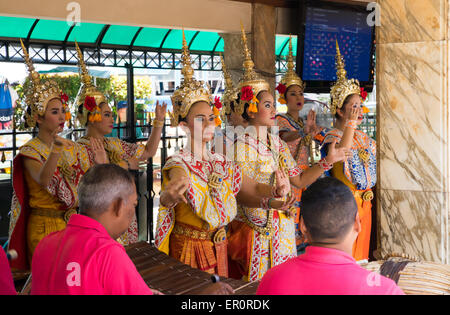 Thai traditionelle Tänzer am Erawan-Schrein, Bangkok, Thailand Stockfoto