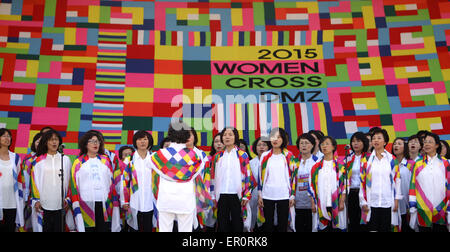 Paju, Südkorea. 24. Mai 2015. Ein Chor führt auf eine Willkommenszeremonie AktivistInnen in Paju, Südkorea, am 24. Mai 2015. Eine Gruppe von 30 AktivistInnen kamen in Südkorea am Sonntag nach einer Sehenswürdigkeit Überquerung der demilitarisierten Zone (DMZ) von Demokratische Volksrepublik Korea (DVRK) als ein symbolischer Akt des Friedens. Bildnachweis: Yao Qilin/Xinhua/Alamy Live-Nachrichten Stockfoto