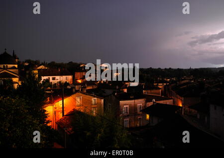 AJAXNETPHOTO. RIBERAC, FRANKREICH. -GEWITTERWOLKEN - SAMMELN BEI SONNENUNTERGANG ÜBER DER STADT IN DER DORDOGNE. FOTO: JONATHAN EASTLAND/AJAX REF: D130510 3743 Stockfoto