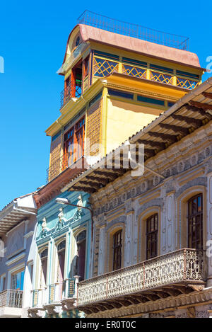 Vertikale Ansicht der bunten historischen Balkone in Cuenca, Ecuador Stockfoto