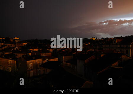 AJAXNETPHOTO. RIBERAC, FRANKREICH. -GEWITTERWOLKEN - SAMMELN BEI SONNENUNTERGANG ÜBER DER STADT IN DER DORDOGNE. FOTO: JONATHAN EASTLAND/AJAX REF: D130510 3719 Stockfoto