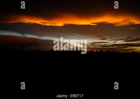 AJAXNETPHOTO.  RIBERAC, FRANKREICH. -DRAMATISCHEN SONNENUNTERGANG ÜBER DER STADT, WIE GEWITTERWOLKEN ANSATZ. FOTO: JONATHAN EASTLAND/AJAX.  REF: D130510 3736 Stockfoto