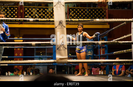 Weibliche Muay Thai Kämpfer immer bereit für ihre Runde des Kampfes Stockfoto