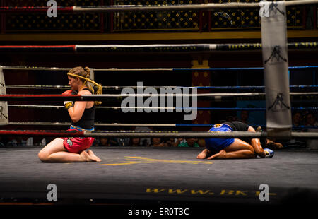 Zwei weibliche Muay Thai Kämpfer vor dem Kampf Ritual durchlaufen Stockfoto