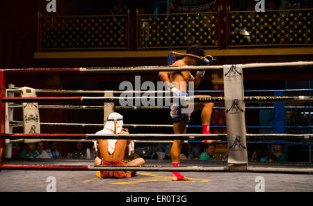 Zwei männliche Muay Thai Kämpfer vor dem Kampf Ritual durchlaufen Stockfoto