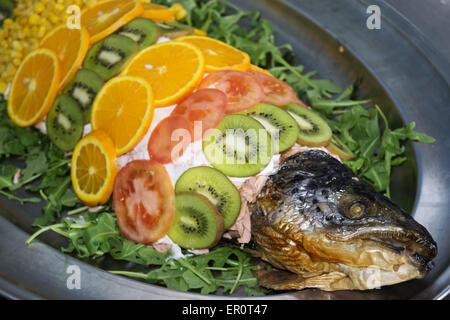 Food-Styling in einem Restaurant in einem Kurs von Fischen Stockfoto