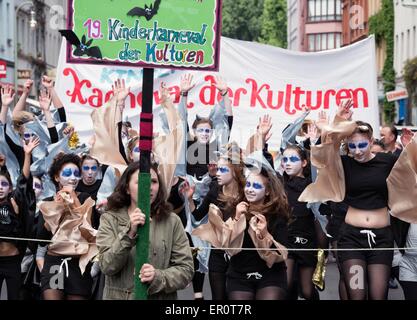 Berlin, Deutschland. 23. Mai 2015. Kinder von einer Tanzgruppe Fledermaus Kostümen führen die "Kinder Karneval der Kulturen" auf dem Mariannenplatz Platz in Berlin, Deutschland, 23. Mai 2015. Die Fledermaus war das Thema Tier für das diesjährige Parade durch das Viertel Kreuzberg. Foto: SOEREN STACHE/Dpa/Alamy Live News Stockfoto