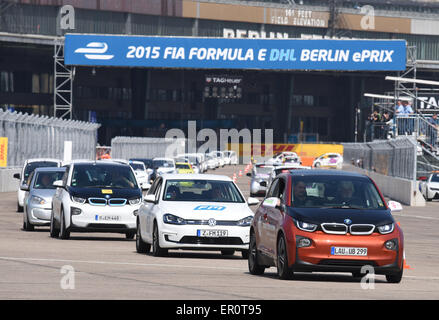 Berlin, Deutschland. 23. Mai 2015. Elektroautos fahren für einen Weltrekord auf den Lauf der FIA-Formel-E-Rennen auf dem ehemaligen Flugplatz Tempelhof in Berlin, Deutschland, 23. Mai 2015. Über 530 Fahrzeuge wurden für einen Guinness-Weltrekord gezählt. -Treiber verwenden Elektroautos an das einzige deutsche ePrix Rennen. Treiber ändern zeitweise Autos während des Rennens. Foto: RAINER JENSEN/Dpa/Alamy Live-Nachrichten Stockfoto