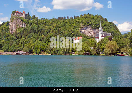 Bled Castle, St. Martinskirche und Lake Bled, Gorenjska, Julischen Alpen, Slowenien, Europa, Stockfoto