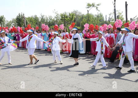 Pjöngjang, Demokratische Volksrepublik Korea (DVRK). 23. Mai 2015. Frauenrechtlerinnen besuchen Sie eine Zeremonie vor dem Denkmal für drei Urkunden für des Vaterlandes in Pjöngjang, Demokratische Volksrepublik Korea (DVRK), am 23. Mai 2015. Eine Gruppe von 30 AktivistInnen kamen in Südkorea am Sonntag nach einer Sehenswürdigkeit Überquerung der demilitarisierten Zone (DMZ) von der DVRK als ein symbolischer Akt des Friedens. © Zhu Longchuan/Xinhua/Alamy Live-Nachrichten Stockfoto