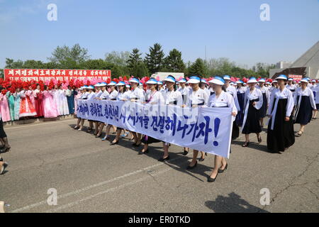 Pjöngjang, Demokratische Volksrepublik Korea (DVRK). 23. Mai 2015. Frauen besuchen eine Zeremonie vor dem Denkmal für drei Urkunden für des Vaterlandes in Pjöngjang, Demokratische Volksrepublik Korea (DVRK), am 23. Mai 2015. Eine Gruppe von 30 AktivistInnen kamen in Südkorea am Sonntag nach einer Sehenswürdigkeit Überquerung der demilitarisierten Zone (DMZ) von der DVRK als ein symbolischer Akt des Friedens. © Zhu Longchuan/Xinhua/Alamy Live-Nachrichten Stockfoto