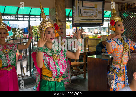 Thai traditionelle Tänzer am Erawan-Schrein, Bangkok, Thailand Stockfoto