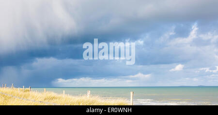 Dunkler werdenden Himmel und Wasser Farbwechsel zeigen, dass eine starke Sturmfront diese Küste in der Normandie, Frankreich nähert. Stockfoto