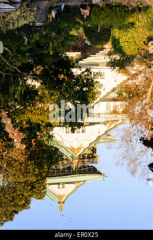 Spiegelbild des Osaka Castle Keep, Borogata-Stil mit Bäumen um ihn herum, spiegelt sich im Teich des japanischen Gartens des Kishu Palace. Stockfoto