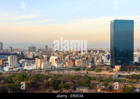 Blick auf Osaka mit dem Kristallturm und dem Osaka jo Park im Vordergrund vom Gipfel der Osaka Burg aus. Stockfoto