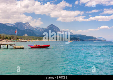 Blick auf Küste und Berge am Mittelmeer im beliebten Ferienort Kemer, Türkei Stockfoto