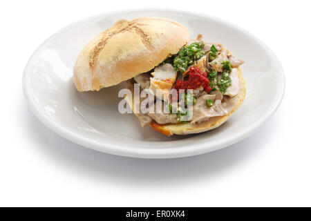 Lampredotto Sandwich, italienische Speisen, die isoliert auf weißem Hintergrund Stockfoto