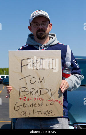 Foxborough, Massachusetts, USA. 24. Mai 2015. New England Patriots Fan Paul Goodrow von Watertown hält ein Schild während der kostenlosen Tom Brad Rallye bei Patrioten. Bildnachweis: Cal Sport Media/Alamy Live-Nachrichten Stockfoto