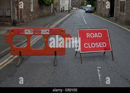 "Gesperrt" Zeichen und Barriere stoppen Verkehr auf einer englischen Straße Stockfoto